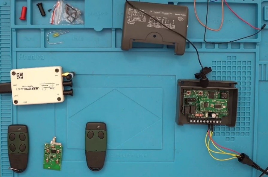 Figure 2. The setup composed of two garage Cardin S449-QZ2 test remotes and a Cardin RMQ449200 test receiver that will be analysed against a USRP B205mini-i