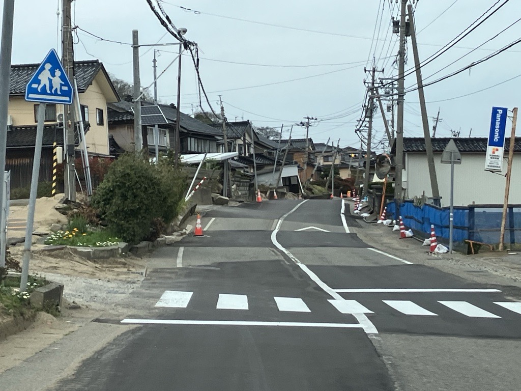 液状化で歪んだ道路