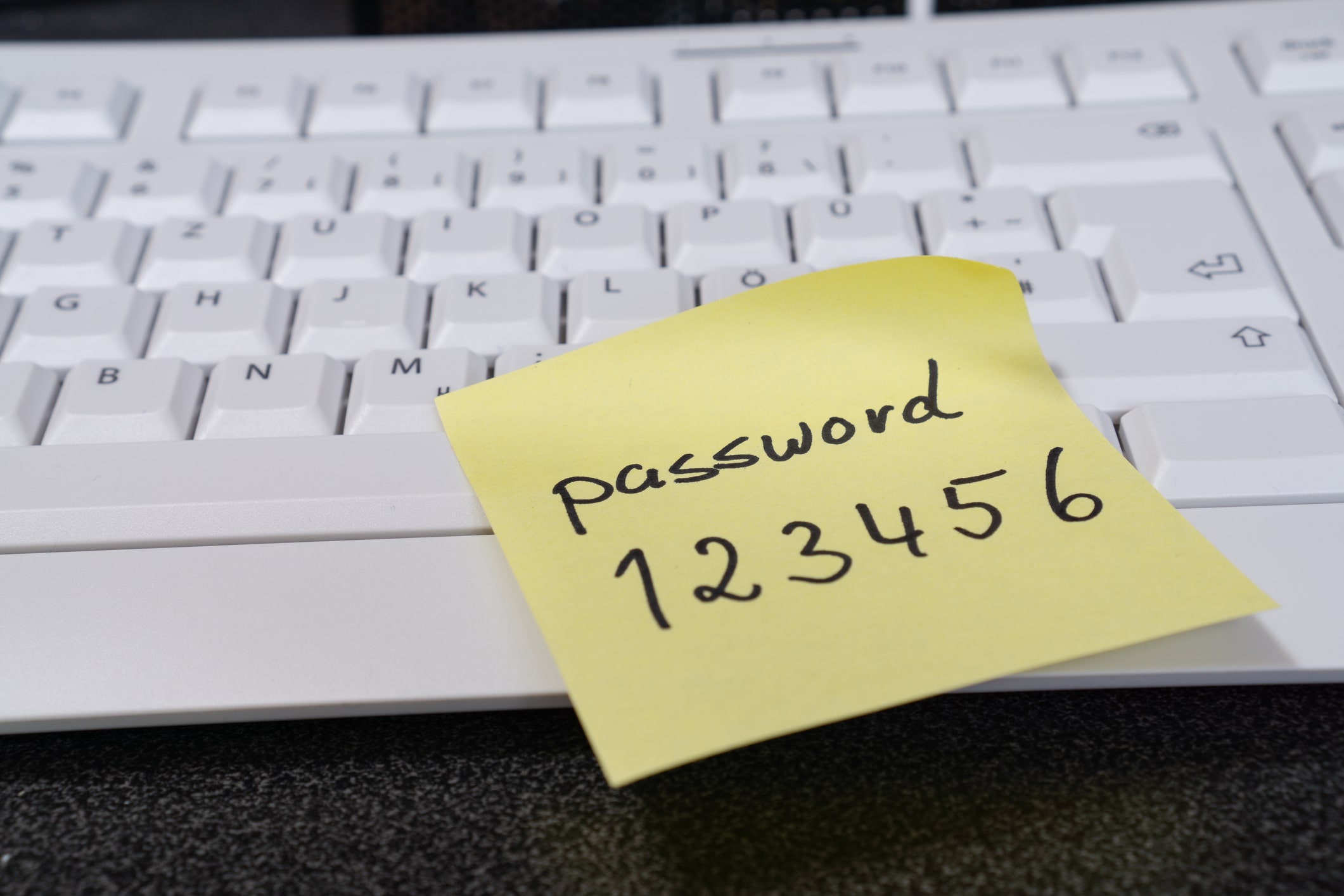 単純なパスワード設定、パスワードの使い回し