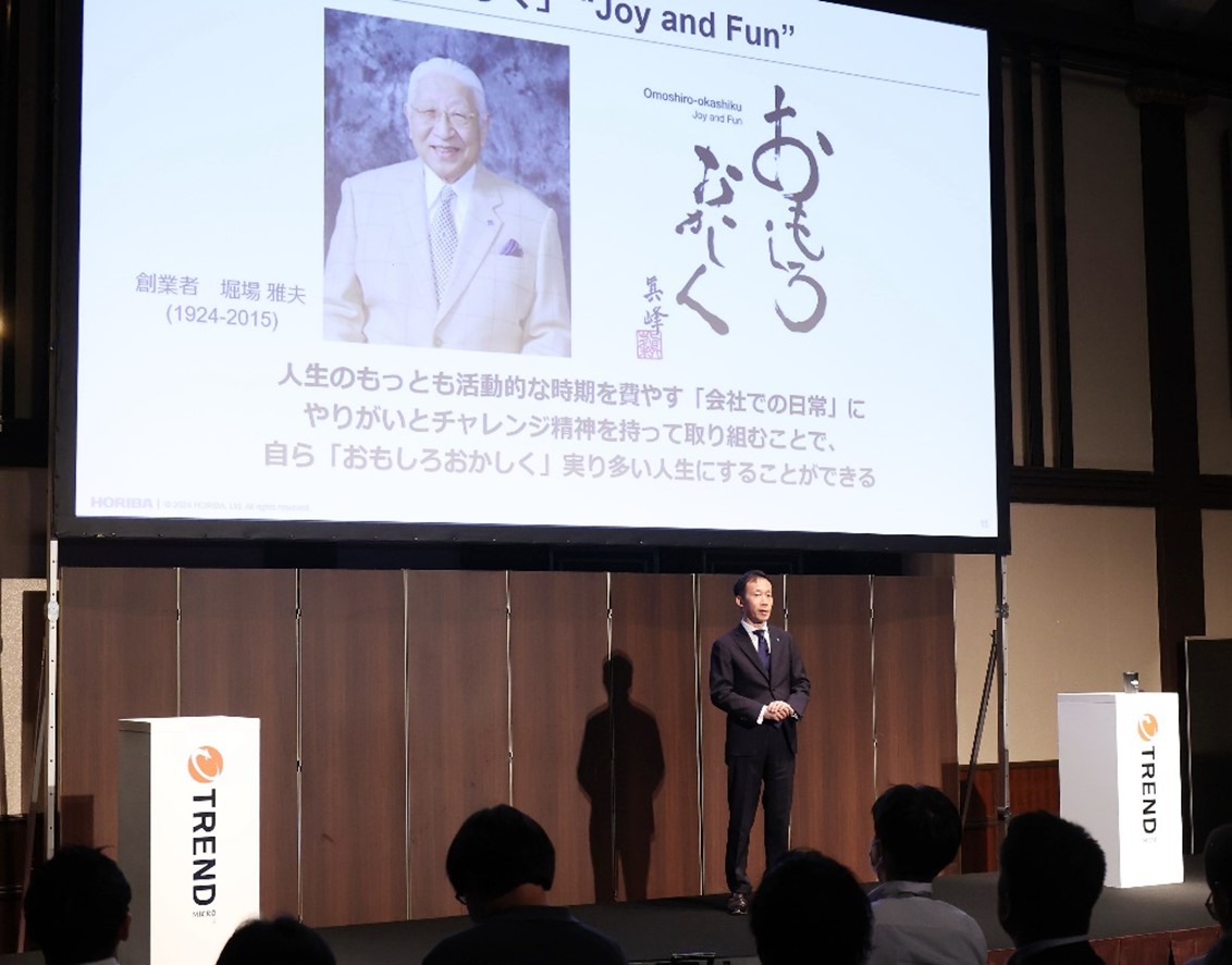 写真:同社の社是を紹介する栗田氏