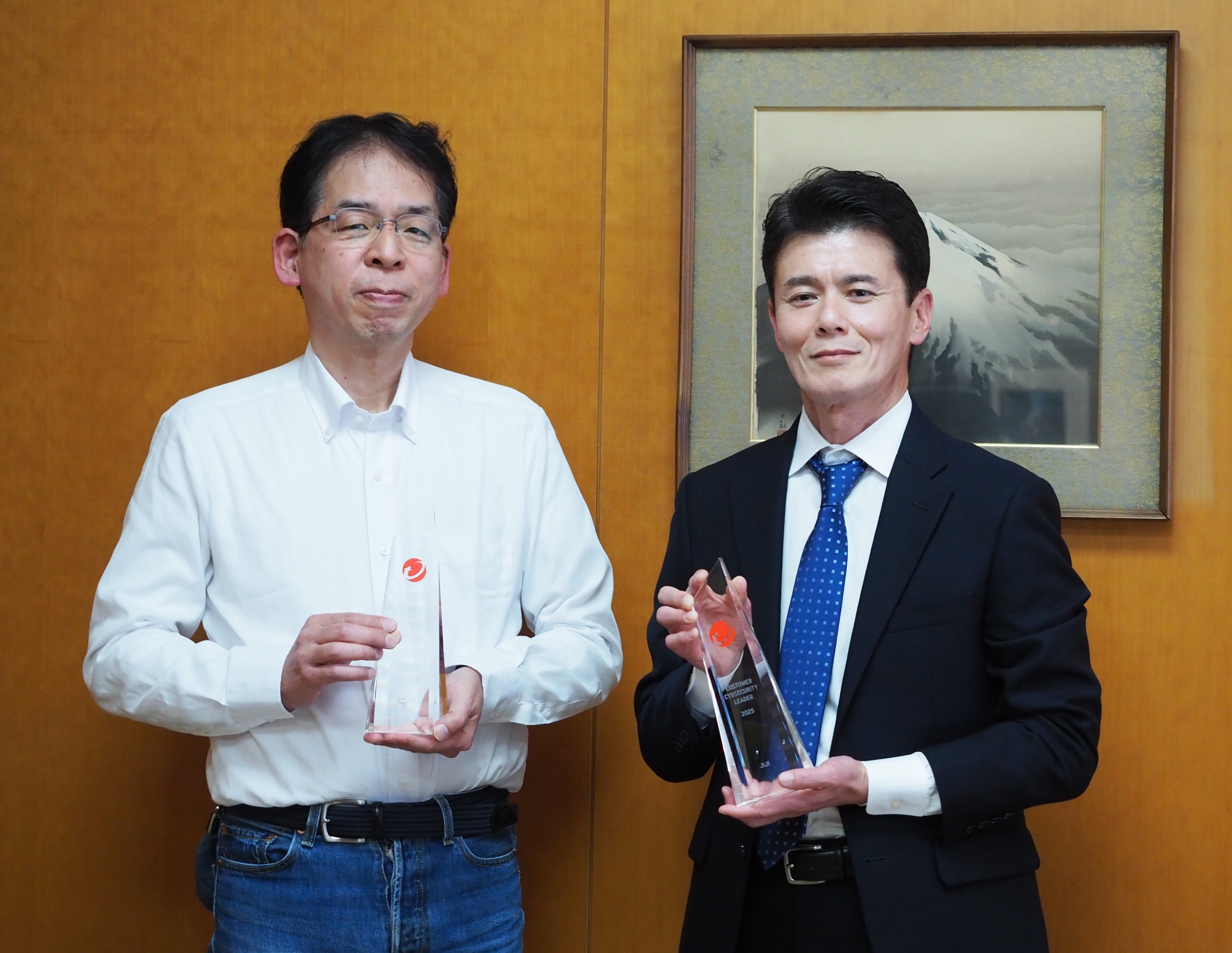 写真：（右から）時事通信社 システム開発局 情報企画管理部 部長 土田氏と専任部長 清水氏