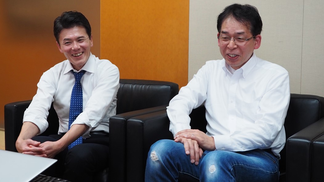 情報委員会開催当時を振り返る土田氏（左）と清水氏（右）