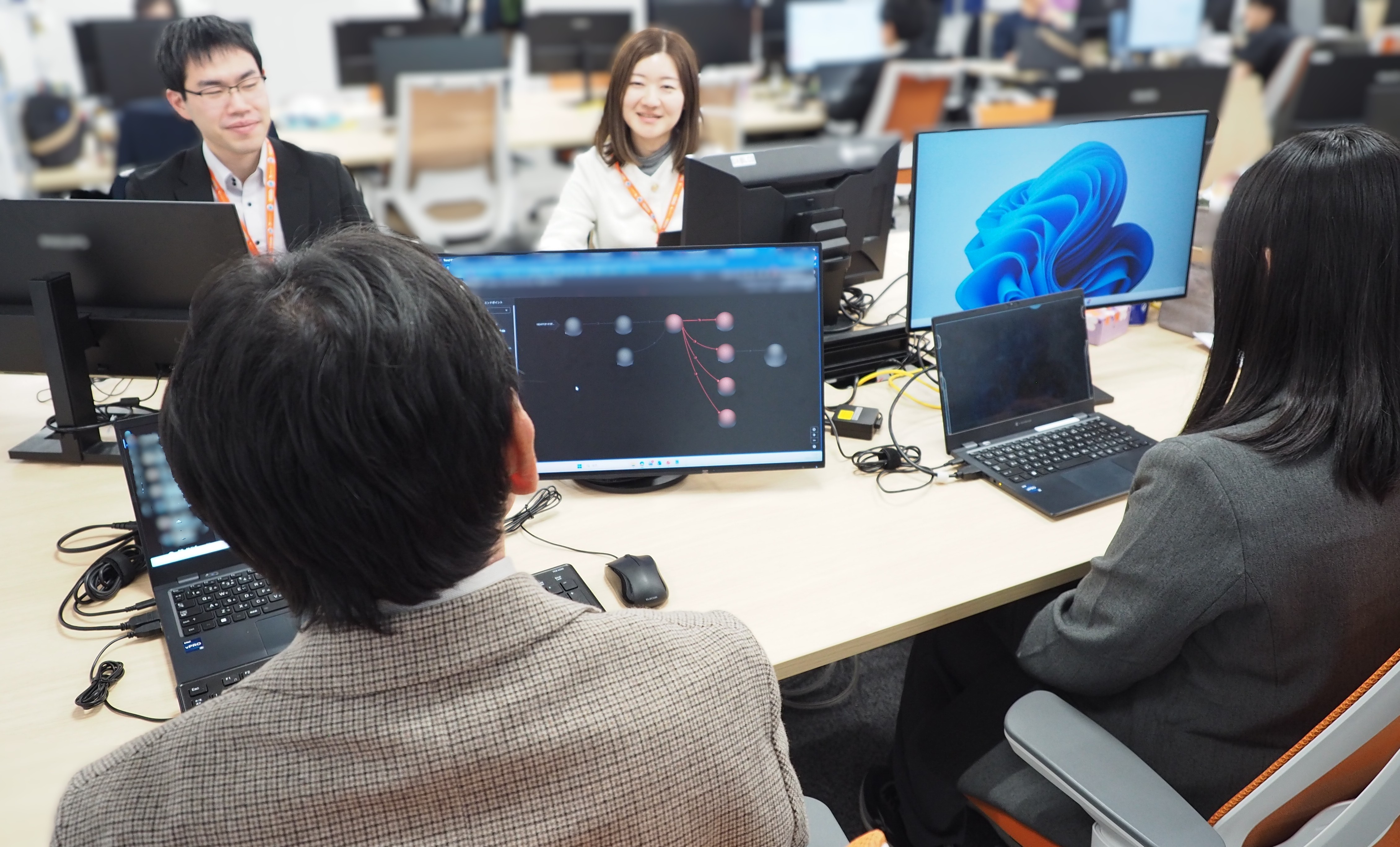 居室での業務風景。年齢ギャップも気にならず、お互い補完しあえるフラットなチーム