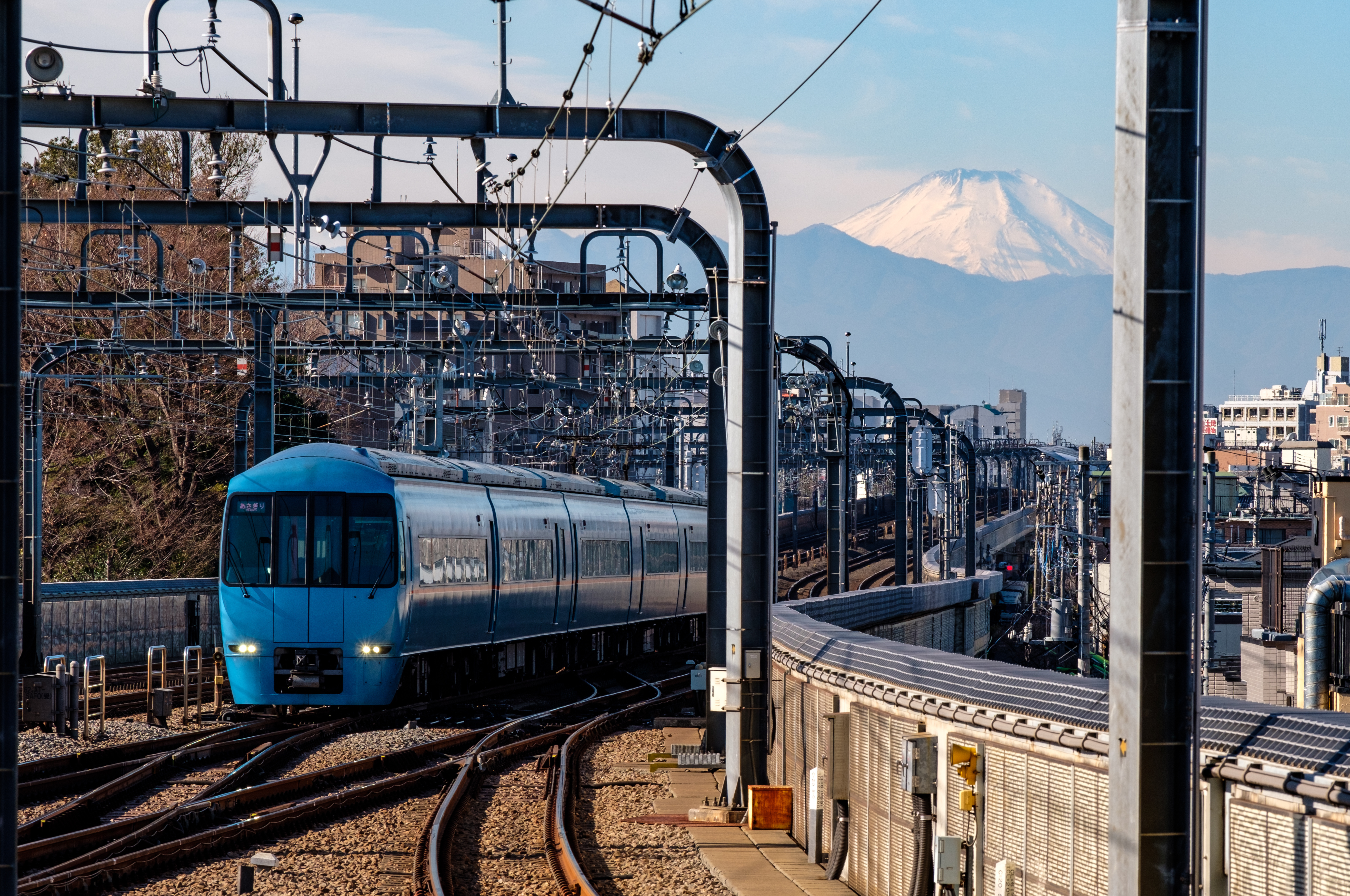 富士山をバックに走る小田急電鉄のロマンスカー